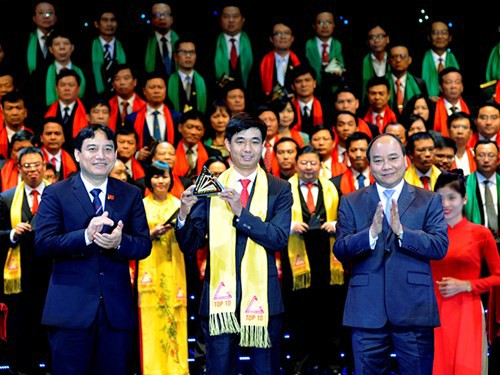 Se galardonan empresas ganadoras del premio “Estrella dorada vietnamita” 2015 - ảnh 1