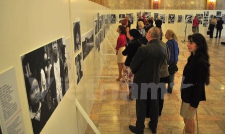 Exposición sobre la historia heroica del pueblo vietnamita en Eslovaquia  - ảnh 1