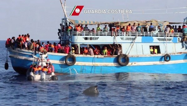 España e Italia rescatan a cientos de migrantes a la deriva del mar - ảnh 1