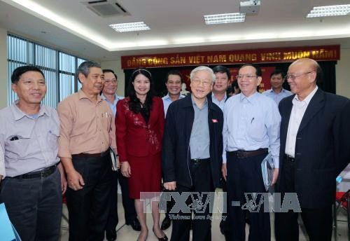 Máximos dirigentes de Vietnam contactan con electores en vísperas de X reunión parlamentaria - ảnh 1
