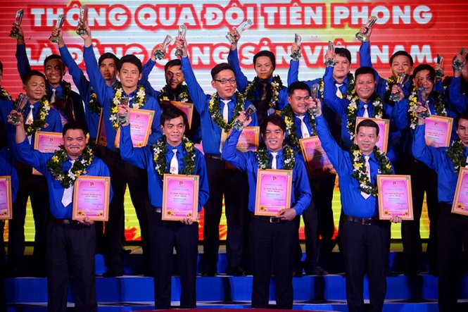 Condecoran con premio Nguyen Van Troi a jóvenes obreros sobresalientes de Ciudad Ho Chi Minh  - ảnh 1