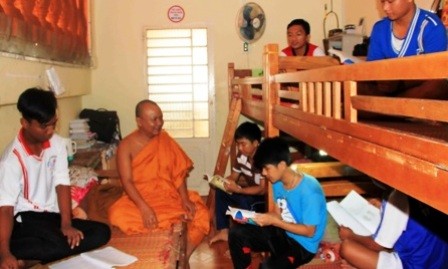 Pagoda apoya a estudiantes pobres del Delta del río Mekong  - ảnh 2