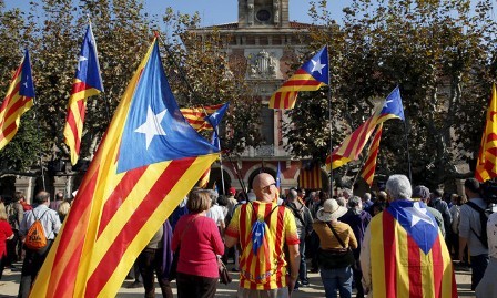 Rajoy inicia pasos para suspender resolución independista de Cataluña - ảnh 1