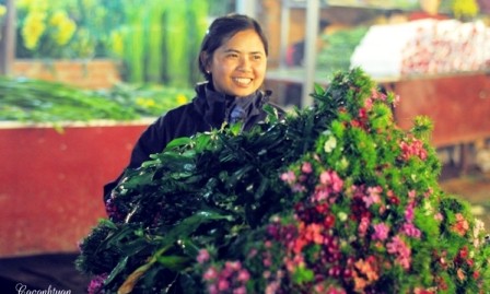 Mercado nocturno de flores Quang Ba – el más peculiar de la capital - ảnh 3