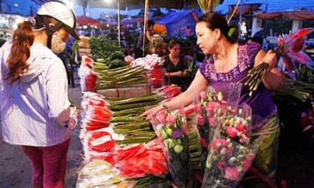 Mercado nocturno de flores Quang Ba – el más peculiar de la capital - ảnh 1