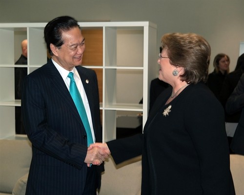 Premier vietnamita sostiene contactos bilaterales con dirigentes mundiales en París  - ảnh 2