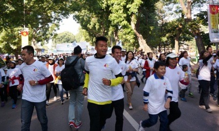 Maratón en Hanoi a favor de los niños desafortunados - ảnh 1