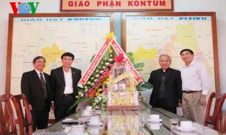 Dirigentes de localidades vietnamitas felicitan a comunidad católica nacional por Navidad 2015 - ảnh 2