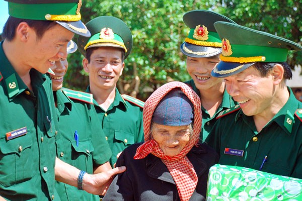 Puesto de guardia fronteriza en el cruce internacional de Le Thanh cultiva amistad Vietnam - Camboya - ảnh 2