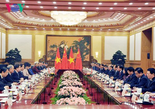 Visita del líder del Legislativo vietnamita a China centra atención periodística local - ảnh 1