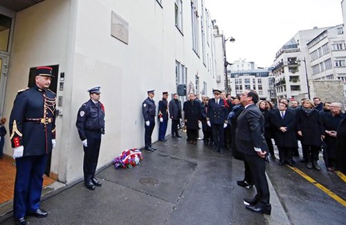 Presidente francés inaugura placa en homenaje a víctimas de “Charlie Hebdo” - ảnh 1