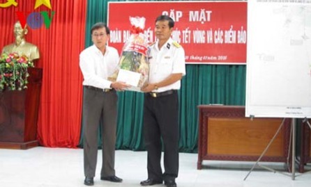 Altos dirigentes felicitan a soldados navales y pobladores del Sur de Vietnam - ảnh 1