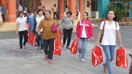 Entrega Ciudad Ho Chi Minh regalos a trabajadores en condiciones difíciles - ảnh 1
