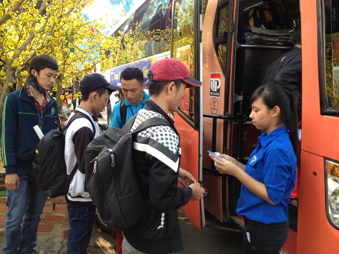 Viajes gratuitos para estudiantes y trabajadores en condiciones difíciles a su pueblo natal  - ảnh 1