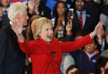 Hillary Clinton gana una victoria por la mínima a Bernie Sanders en Iowa - ảnh 1