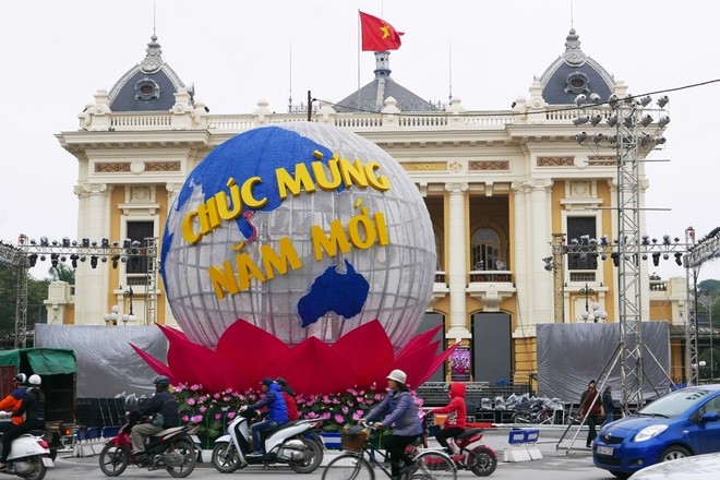 Hanoi recibe el Tet con flores y luces brillantes  - ảnh 4