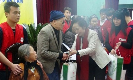 Vietnam atiende a los necesitados en ocasión del Tet - ảnh 1