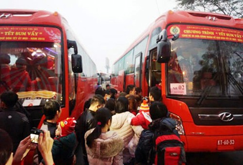 Hanoi ofrece viajes de transporte gratuitos para trabajadores de vuelta a tierra natal  - ảnh 1