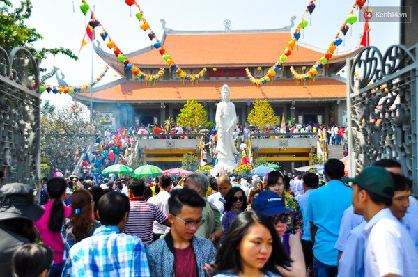 En pagodas habitantes de Ciudad Ho Chi Minh el primer día del Año del Mono - ảnh 1