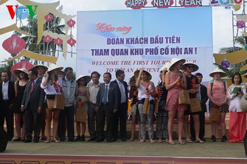 Localidades vietnamitas dan bienvenida a primeros turistas extranjeros en Año Lunar 2016 - ảnh 1