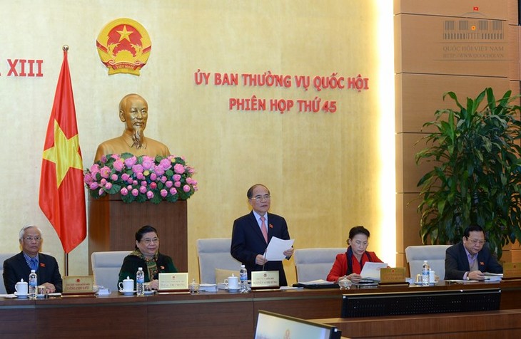 Parlamento vietnamita debate proyectos de diferentes leyes centrales  - ảnh 1