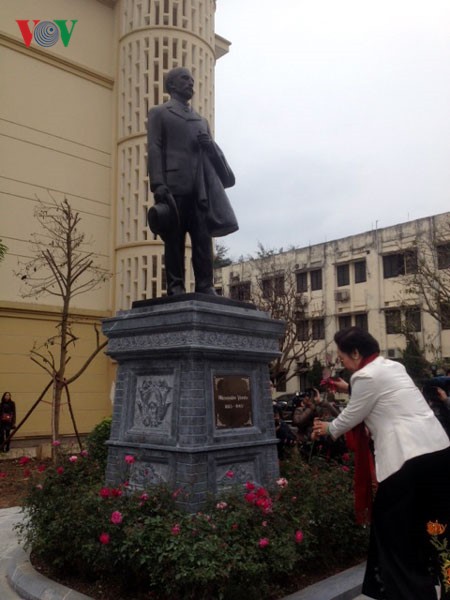 Develada estatua del médico Alexandre Yersin en Hanoi - ảnh 1