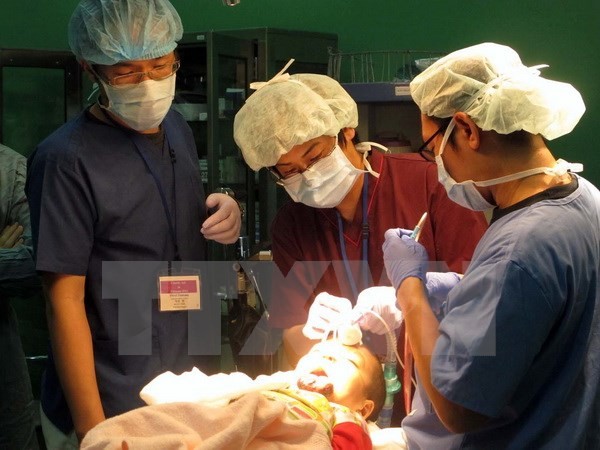 Médicos estadounidenses en programa de apoyo médico en Vietnam - ảnh 1
