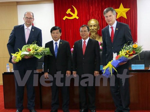 Alcaldes de ciudades holandesas consideran inversión en provincia vietnamita de Binh Duong - ảnh 1