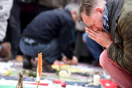 Bélgica rinde tributos a víctimas de atentados terroristas de Bruselas - ảnh 1