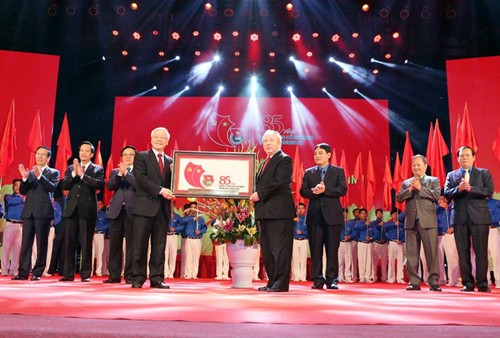Máximo líder político de Vietnam en velada conmemorativa de 85 años de la Juventud nacional - ảnh 1