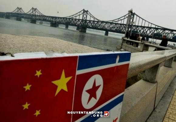 China prohíbe algunas mercancías en transacciones comerciales con Corea del Norte  - ảnh 1
