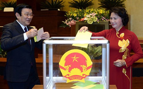 Continúan considerando en el Parlamento vietnamita remodelación de gobierno - ảnh 1