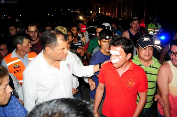 Rafael Correa visita las zonas más afectadas por el terremoto - ảnh 1