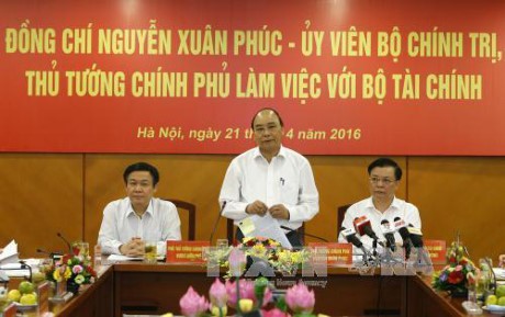 Trabaja premier vietnamita con Ministerio de Finanzas - ảnh 1