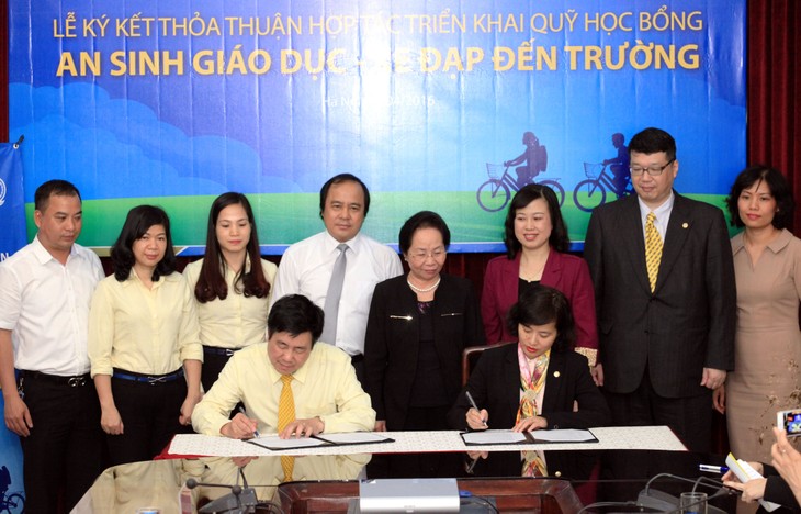 Firman en Vietnam acuerdo de cooperación en apoyo a los niños pobres - ảnh 1