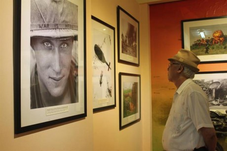 Se inaugura exposición fotográfica “Memorias de guerra”  - ảnh 1