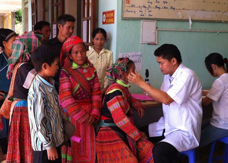 Vu Manh Ha, un médico vietnamita dedicado a los pacientes pobres - ảnh 1
