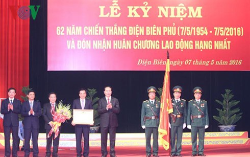 Conmemoran 62 aniversario de la Victoria de Dien Bien Phu  - ảnh 1