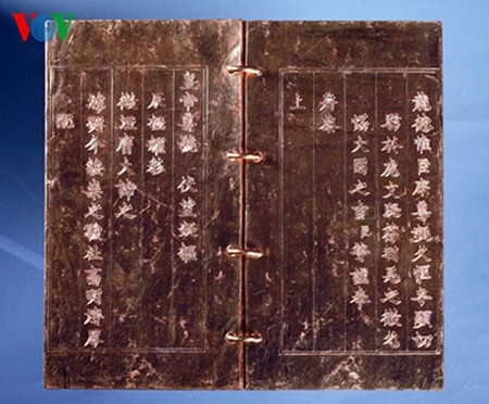 Libros y objetos dorados de la dinastía Nguyen, legado invaluable de Vietnam - ảnh 2