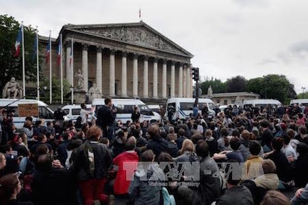 El Gobierno francés supera la moción de censura en el Parlamento - ảnh 1