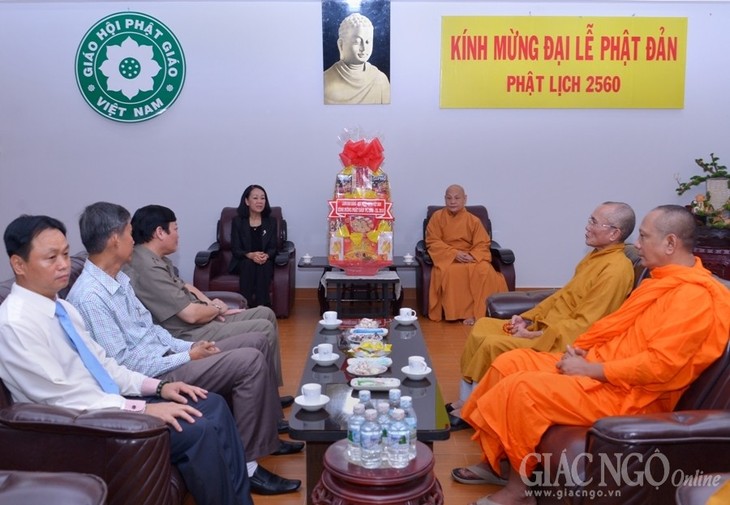 Dirigente vietnamita felicita a comunidad religiosa por la gran fiesta del Buda 2016 - ảnh 1