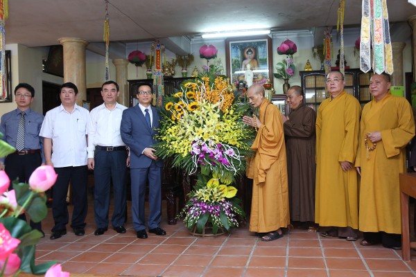  Vicepremier vietnamita honra sacrificios del budismo por la Patria - ảnh 1