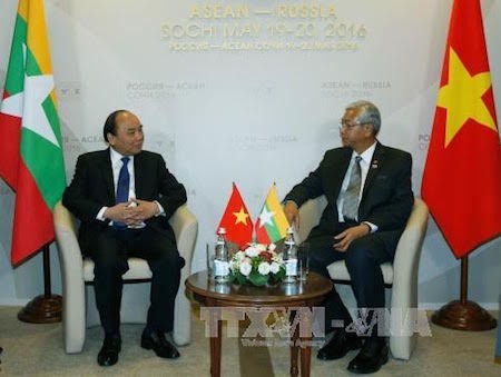 Jefe del gobierno vietnamita se reúne con dirigentes de los países regionales  - ảnh 1