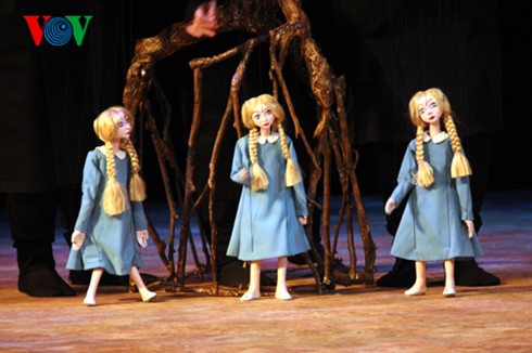 Teatro de marionetas “Ánade real envenenado”, éxito de la colaboración artística Vietnam-Japón - ảnh 3