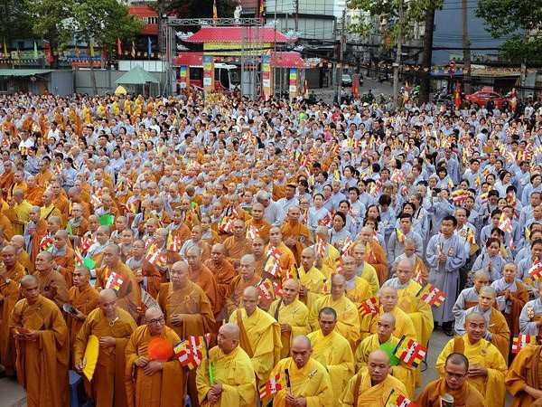 Vietnam conmemora solemnemente aniversario 2560 del nacimiento y la iluminación del Buda - ảnh 2