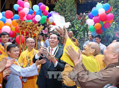 Vietnam conmemora solemnemente aniversario 2560 del nacimiento y la iluminación del Buda - ảnh 1