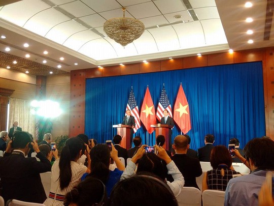 Inicia presidente de Estados Unidos visita de trabajo en Vietnam - ảnh 1