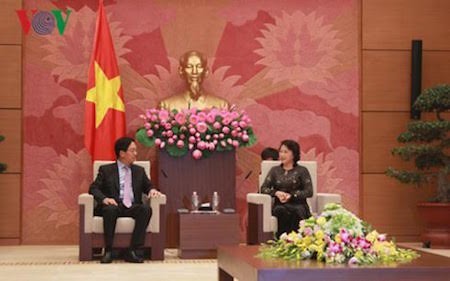 Máximo líder parlamentario de Vietnam recibe a embajadores de China y Australia  - ảnh 1