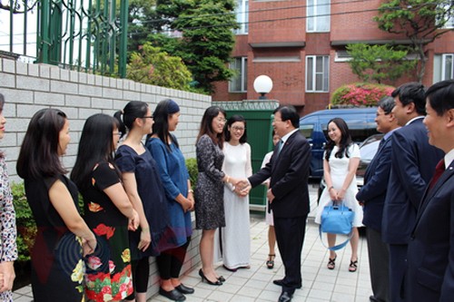 Viceprimer ministro de Vietnam visita embajada nacional en Japón - ảnh 1