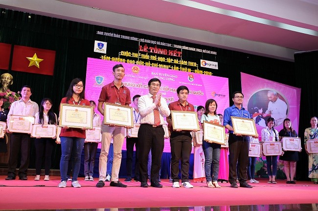 Premian a jóvenes destacados en seguir el ejemplo moral de Ho Chi Minh - ảnh 1